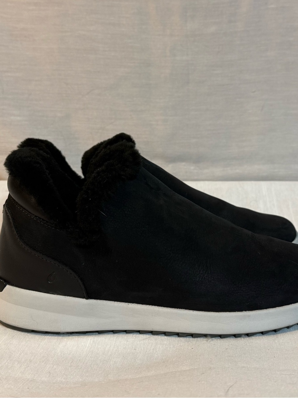 OluKai Malua Hulu Black Shearling Slip On Boots Womens 9.5 Waterproof